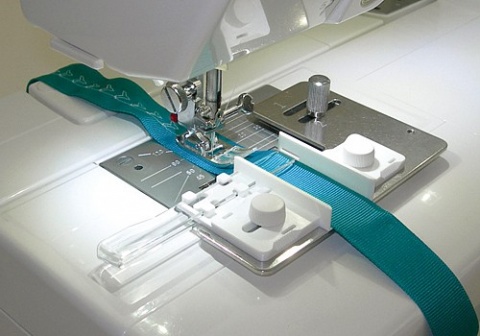 Приспособление для вышивки на ленте или тесьме для машин с горизонтальным челноком