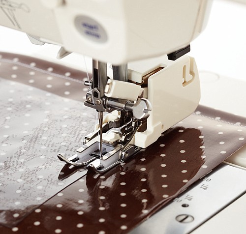 Верхний транспортер с направителем для машин с горизонтальным челноком