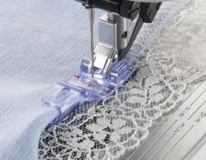 Лапка для подгибки и одновременного притачивания кружева для машин с верхним транспортером IDT™820931-096