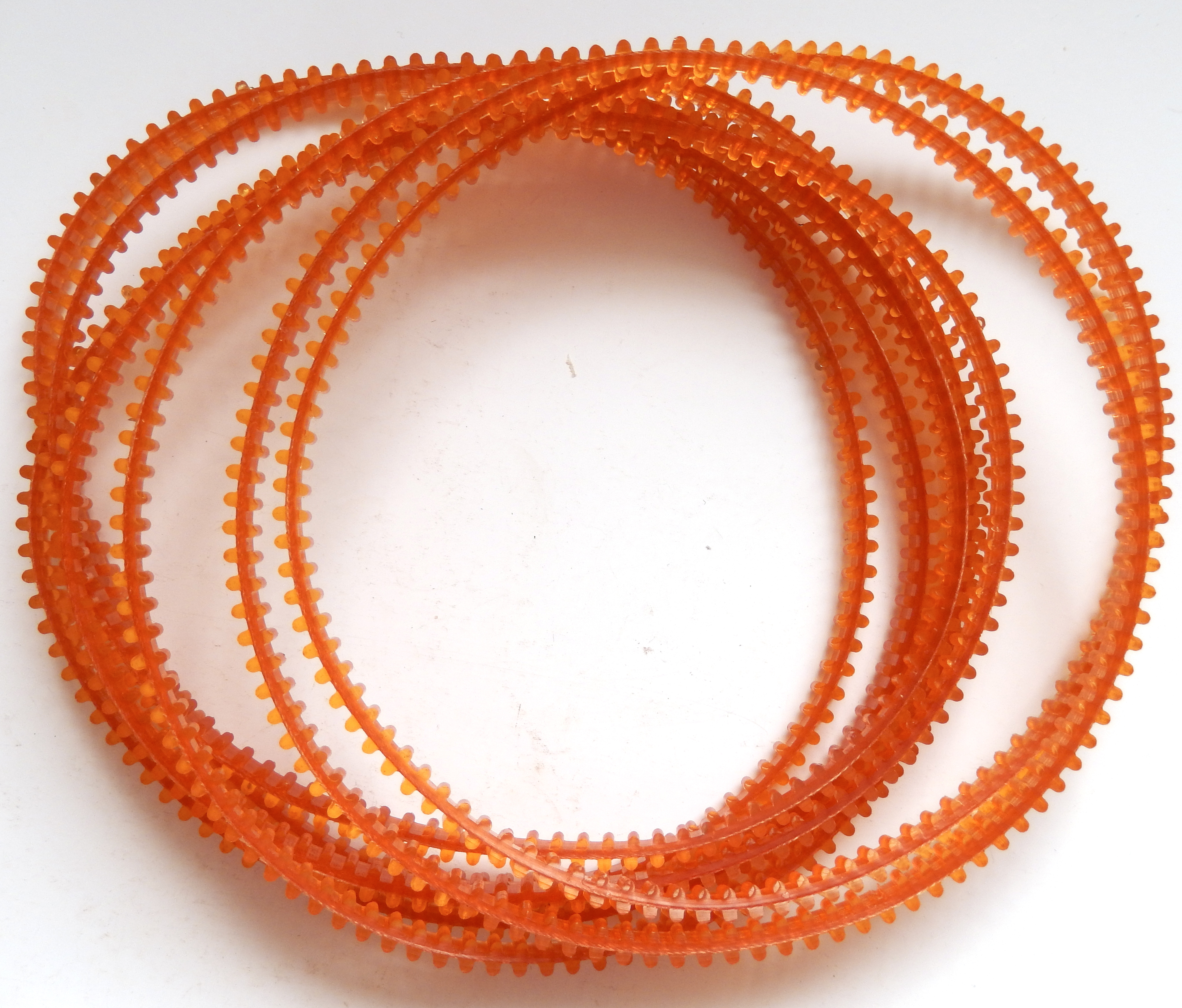 Ремень для бытовых швейных машин. зубчатый двухсторонний  34 см.