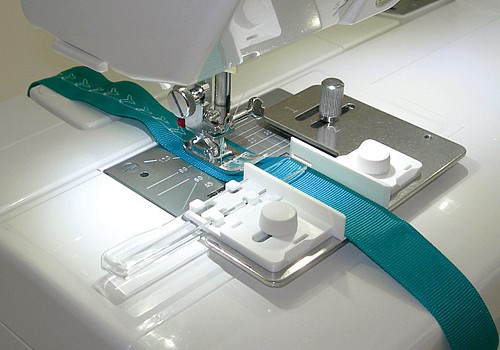 Приспособление для вышивки на ленте или тесьме для машин с горизонтальным челноком