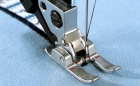 Открытая лапка для пришивания аппликаций для машин с максимальной шириной зигзага 6 мм 820215-096